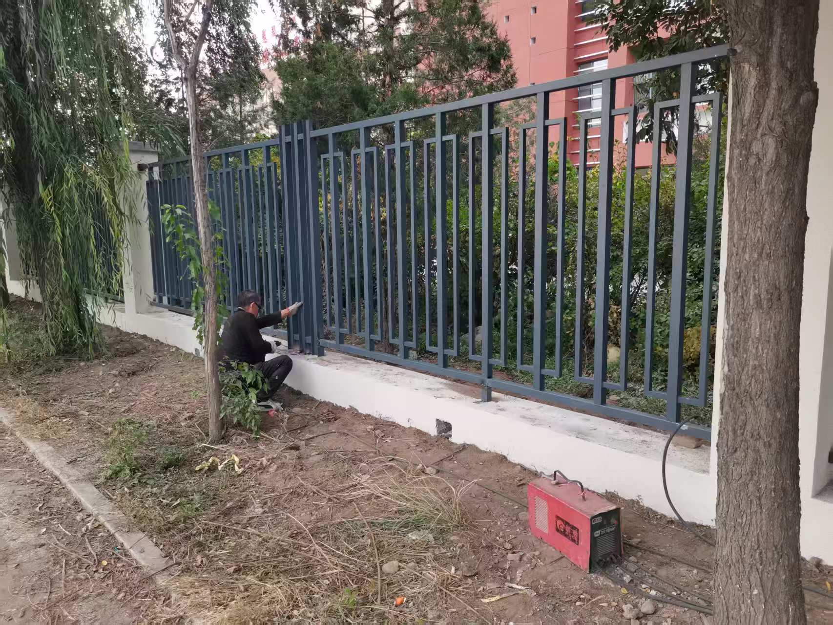 呼市21中圍欄安裝中